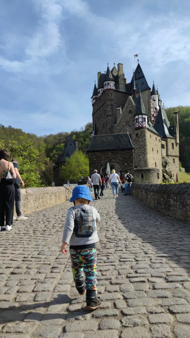 Unser Sohn auf der Burgbrücke zur Burg Eltz