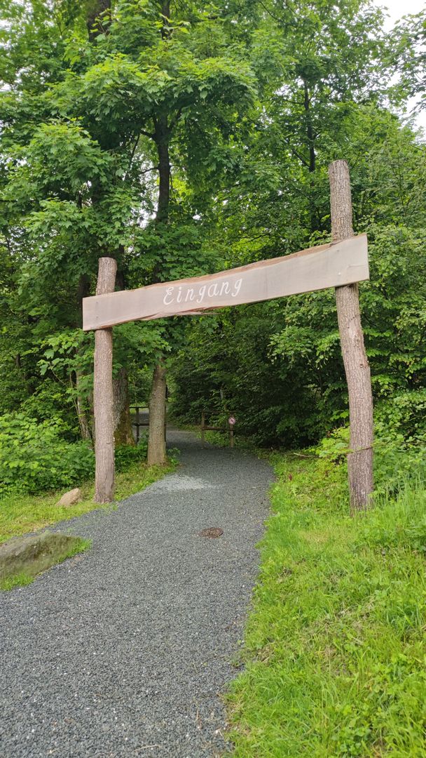 Eingang zum Erlebnispfad im Naturschutzgebiet Bruchhauser Steine