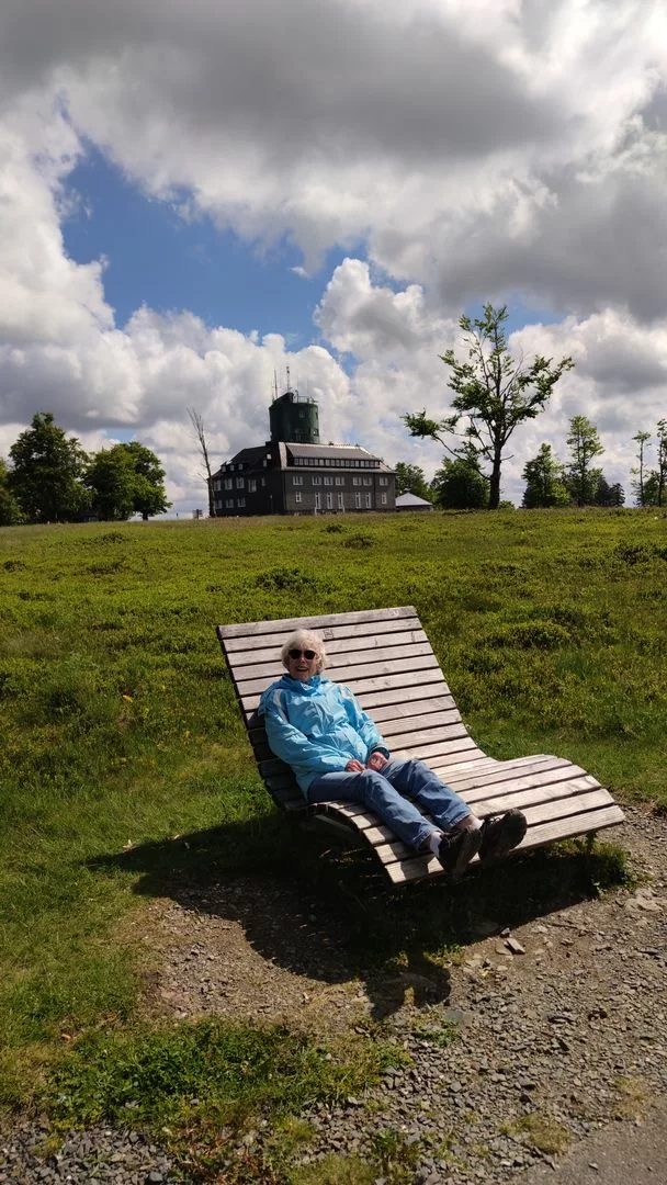 Oma genießt ihre Zeit auf der Liege, Wetterstation Kahler Asten im Hintergrund