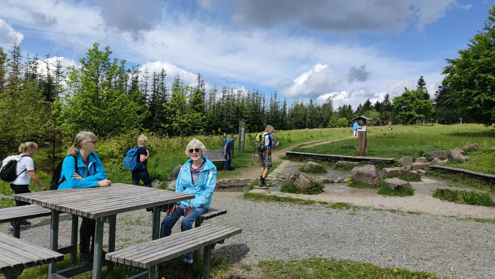 Tische und Bänke vor der Lennequelle