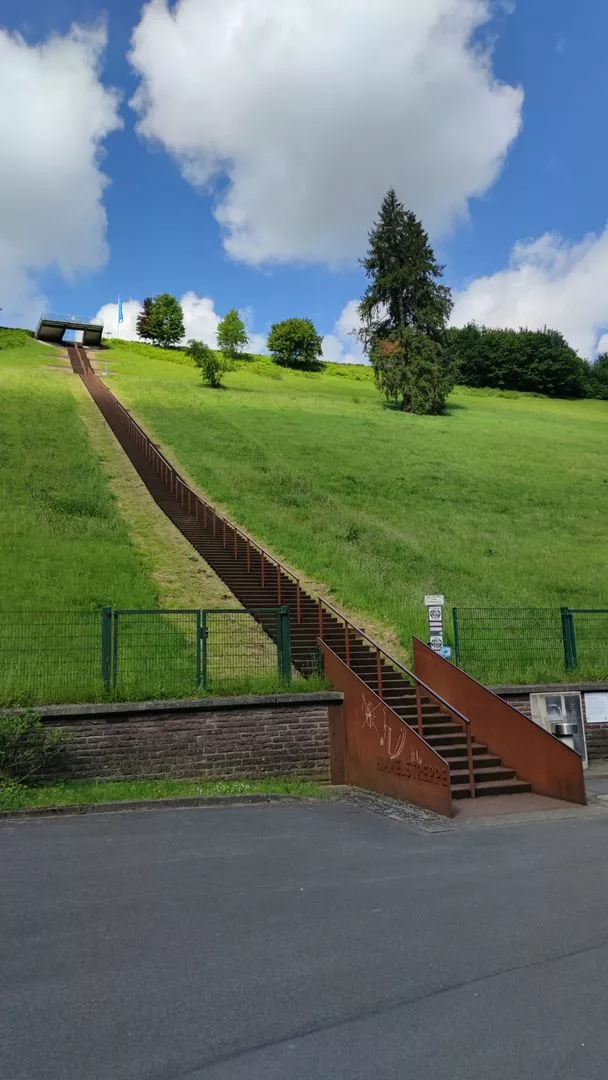 333 Stufen Himmelstreppe hinauf auf die Staumauer des Hennesee