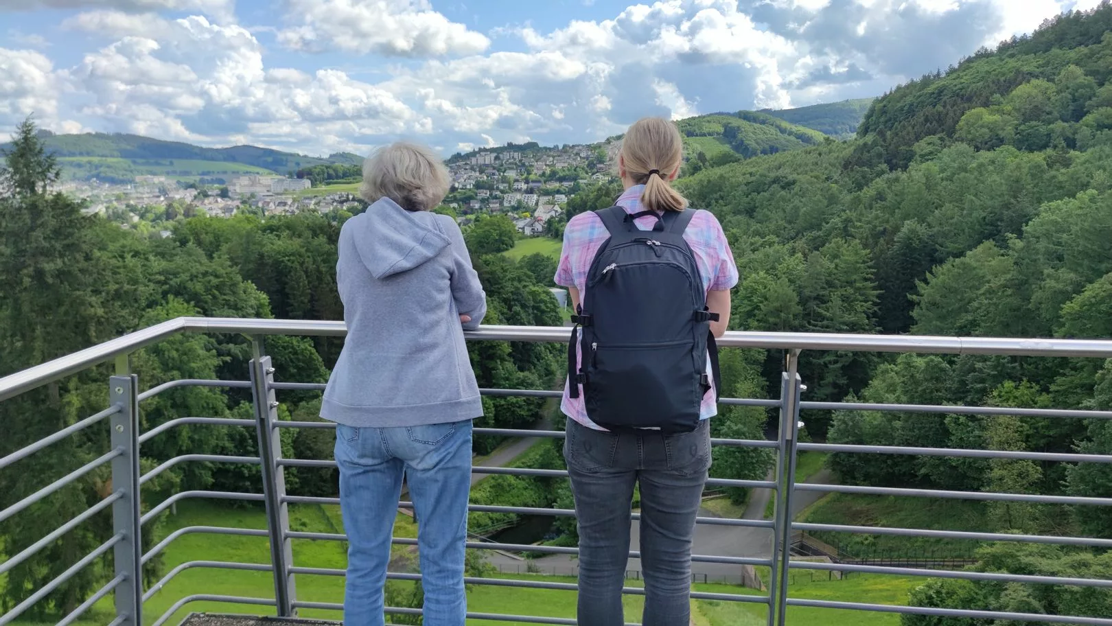 Aussichtsplattform vom Staudamm mit Blick auf Meschede